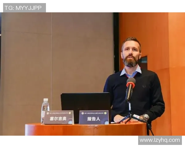 长袖足球的魅力与实用性探讨及其在现代足球运动中的应用价值分析